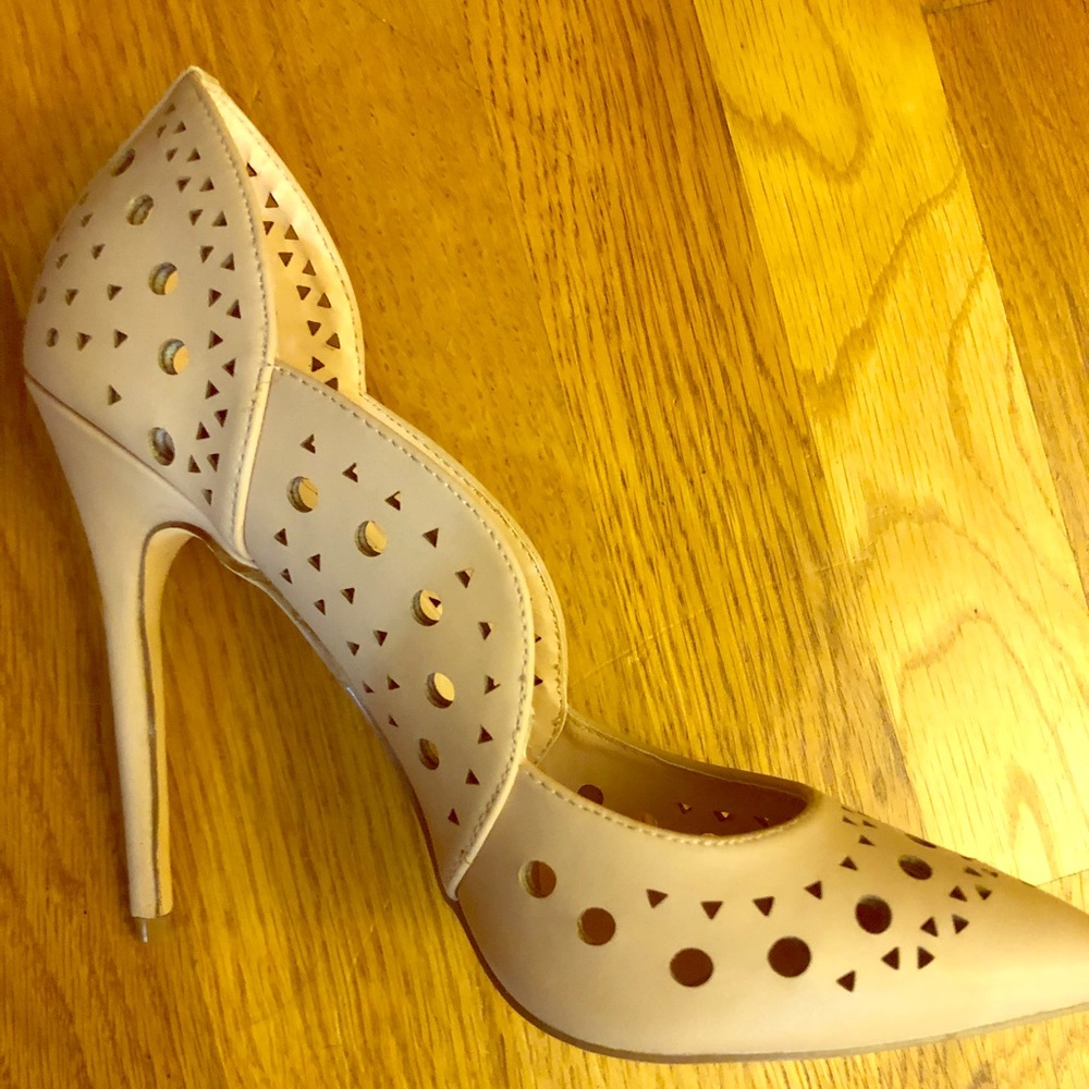 Heeled pumps